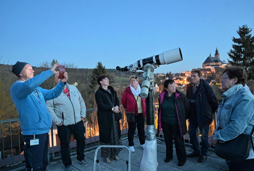 Erste Frühlingssternbilder sind zu sehen - Beobachtungsabend in der Sternwarte Schneeberg - es gab gestern einiges zu entdecken am abendlichen Sternenhimmel. Foto: Ralf Wendland