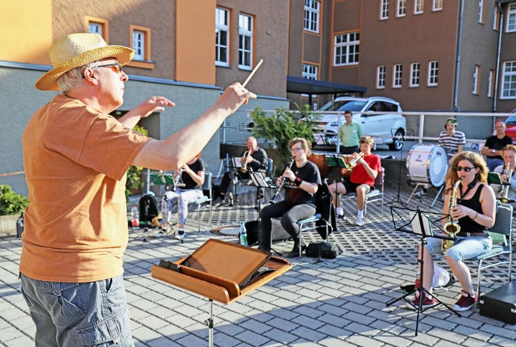 Erste gemeinsame Probe der Bergmusiker in Freiberg - Bergmusikmeister Jens Göhler hebt den Taktstock zur ersten Probe nach sieben Monaten. Foto: Wieland Josch