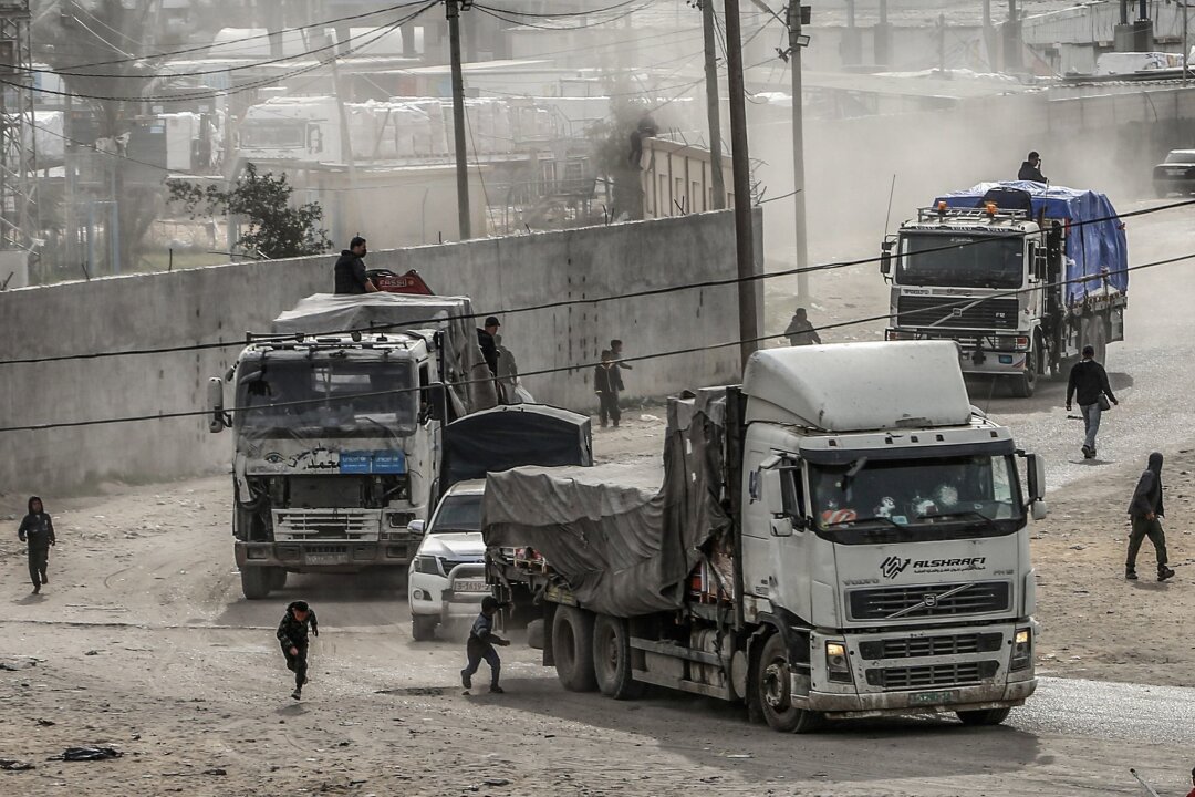 Erste Hilfslieferung über neuen Übergang nach Gaza - Lastwagen mit Hilfsgütern fahren über den Grenzübergang Kerem Schalom bei Rafah in den Gazastreifen ein (Archivbild).
