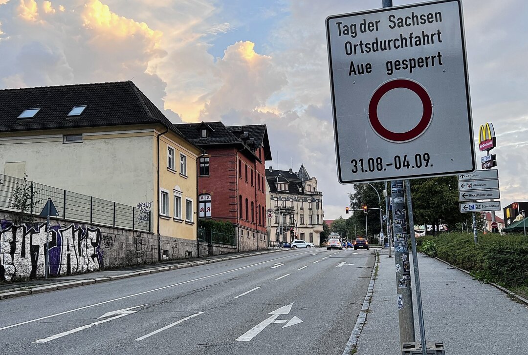 Erste Hinweise auf Sperrungen zum Tag der Sachsen - Erste Hinweise auf Sperrungen zum Tag der Sachsen wie hier mit Blick auf die McDonalds-Kreuzung in Aue.. Foto: Ralf Wendland