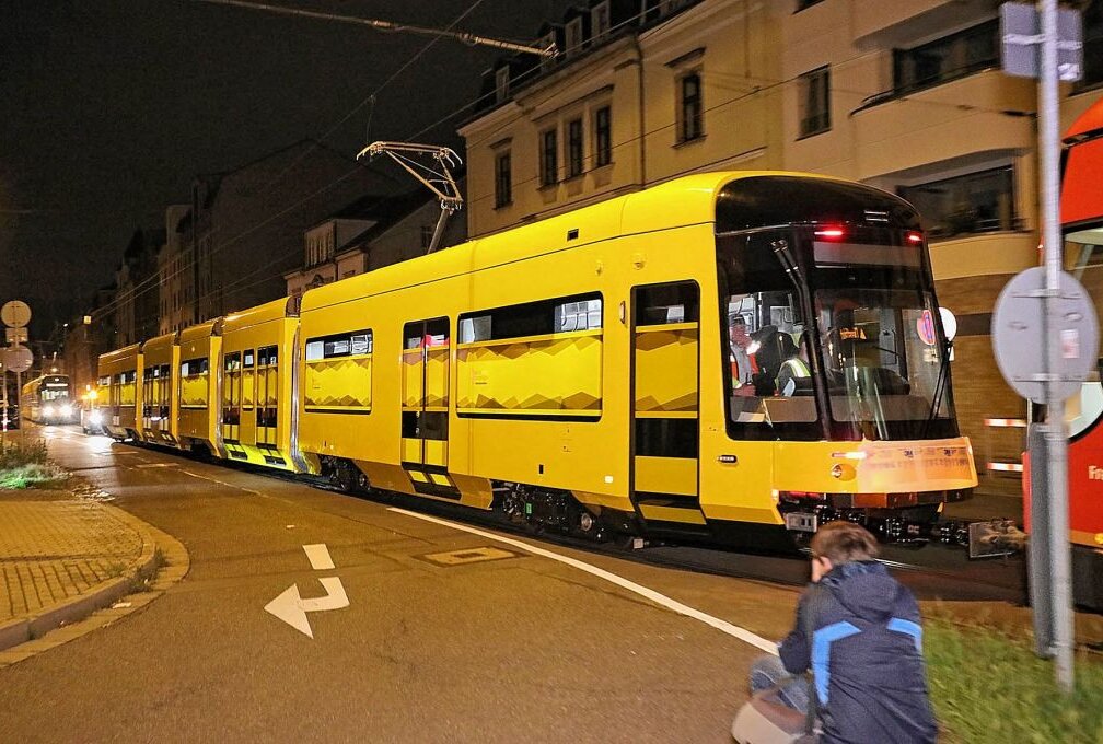 Erste hochmoderne Straßenbahn in Dresden - Am 17.09.2021 wurde die erste der neuen Dresdner Straßenbahnen geliefert. Foto: Roland Halkasch 