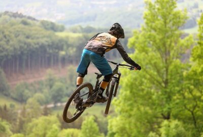 Erste Mountainbike Enduro-Strecke der Region wird am Pfingstsamstag eingeweiht - Man kam auf dieser Strecke auch abheben und durch die Luft fliegen. Foto: Thomas Fritzsch/PhotoERZ