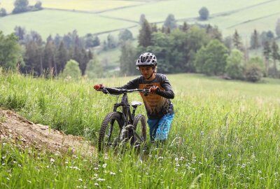Erste Mountainbike Enduro-Strecke der Region wird am Pfingstsamstag eingeweiht - Hoch zu muss man treten oder schieben. Foto: Thomas Fritzsch/PhotoERZ