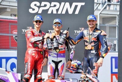 Erste Siegerpokale am Sachsenring vergeben - Am Ende freuten sich Francesco Bagnaia, Jorge Martin und Jack Miller (v. l. n. r.) gemeinsam. Foto: Thorsten Horn