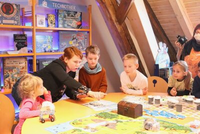 Erste "TechnoTHEK" in Sachsen eröffnet - Sindy Hänel erklärt den kleinen Gästen, was in der "TechnoTHEK" alles möglich ist. Foto: Ilka Ruck