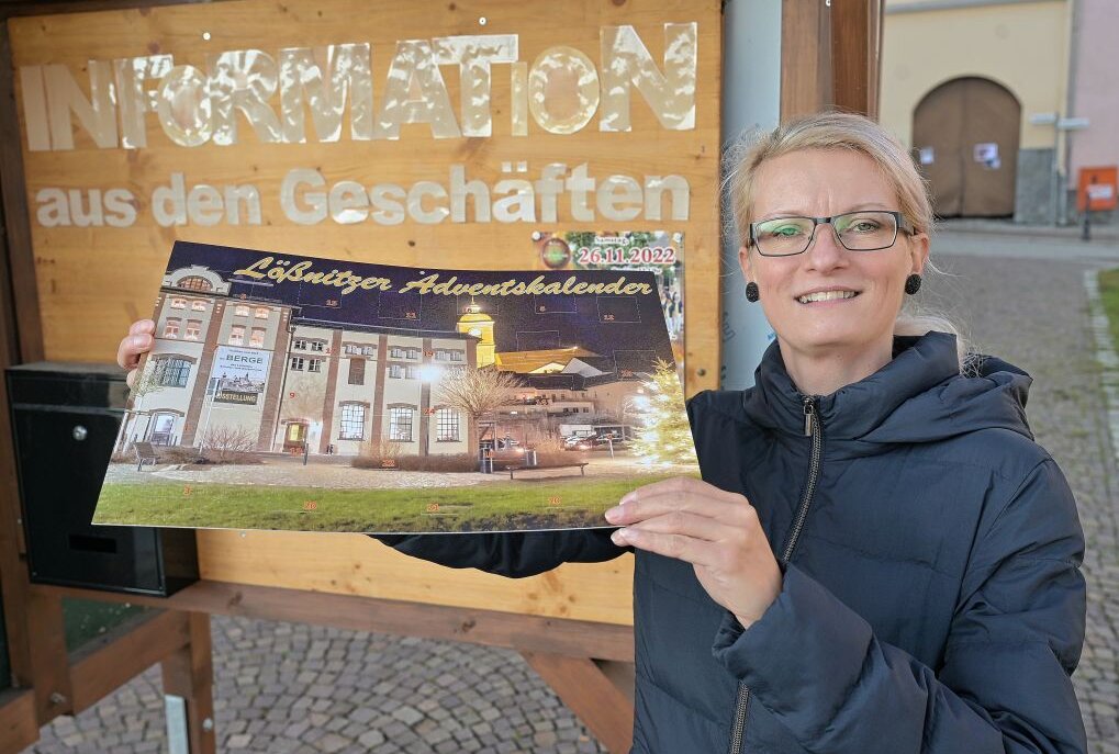 Erste Türchen sind bereits geöffnet - Lorett Rausch, die Inhaberin von Schuh-Rausch in Lößnitz, mit einem der Lößnitzer Adventskalender. Foto: Ralf Wendland