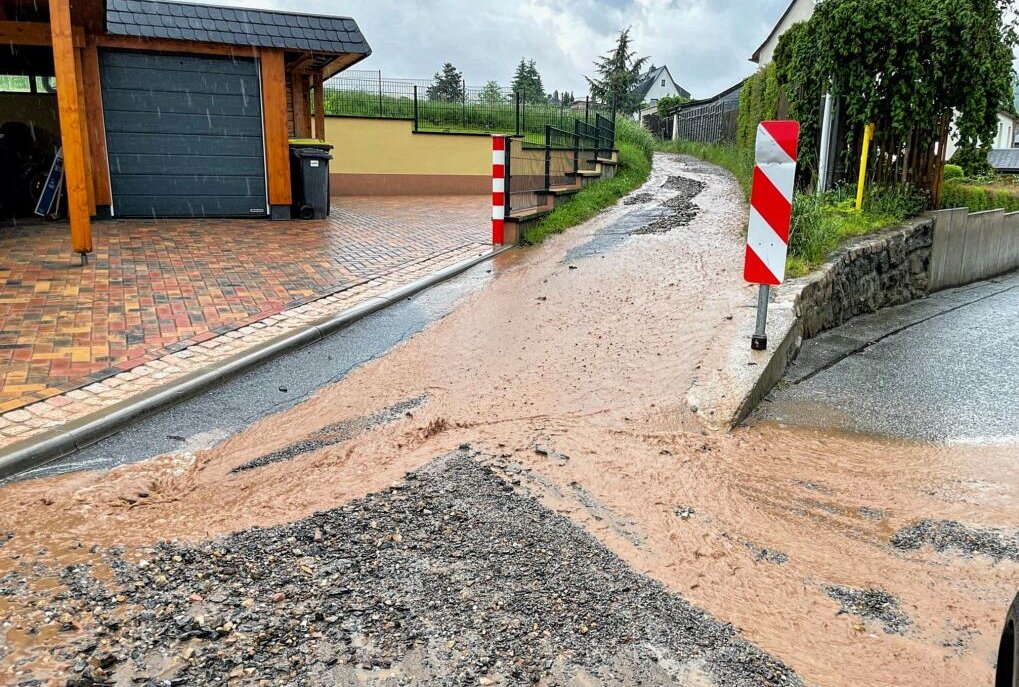 Erste Überschwemmungen in Lauter nach Unwetter - Überschwemmungen nach dem Unwetter in Lauter. Foto: Daniel Unger