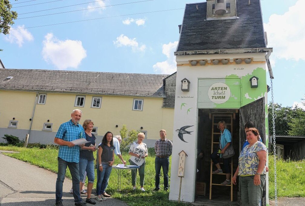 Erster Artenschutzturm im Vogtland - Der erste Artenschutzturm des Vogtlandes wurde von der Pausaer Ortsgruppe des Naturschutzbundes eingeweiht. Foto: Simone Zeh