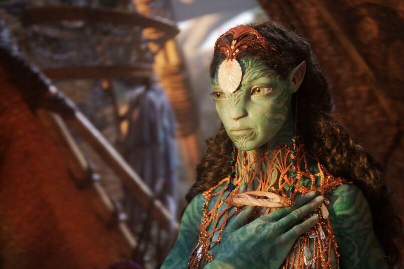 In "Avatar: The Way of Water" muss Neytiri (Zoe Saldana) um ihre Familie fürchten.