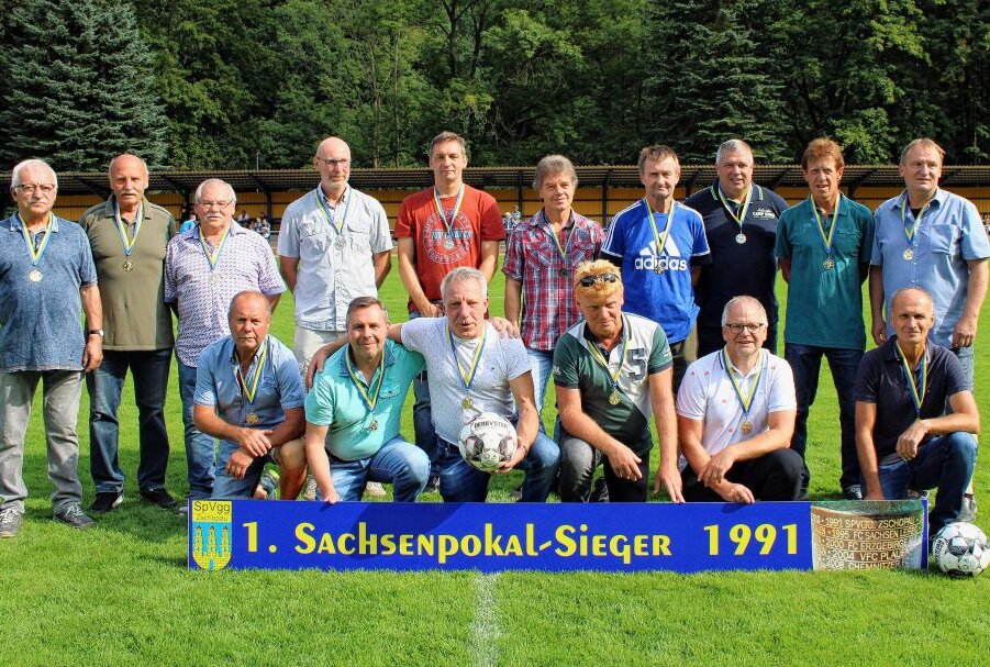 30 Jahre nach ihrem Landespokalsieg durften sich Spieler und Trainer in Zschopau über Medaillen und ein Banner freuen. Foto: BSG Motor Zschopau