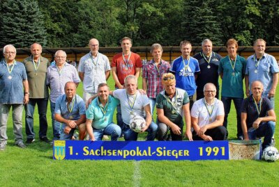 Erster Fußball-Landespokalsieger feiert Jubiläum - 30 Jahre nach ihrem Landespokalsieg durften sich Spieler und Trainer in Zschopau über Medaillen und ein Banner freuen. Foto: BSG Motor Zschopau