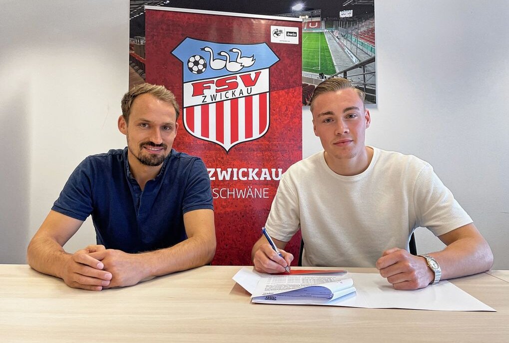 (v.l.n.r.) Toni Wachsmuth und Lukas Krüger beim Unterzeichnen des zwei Jahres Vertrages. Foto: FSV Zwickau