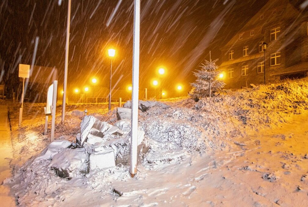 Erster Schnee des Jahres auf dem Fichtelberg - Auf dem Fichtelberg fiel in der vergangenen Nacht der erste Schnee des neuen Jahres. Foto: André März 