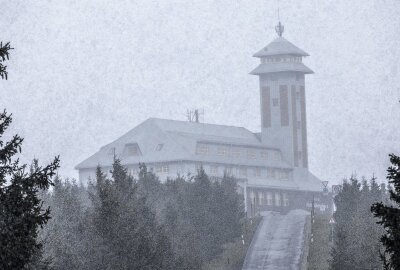 Erster Schneefall auf dem Fichtelberg - Erster Schnee auf dem Fichtelberg. Foto: Bernd März