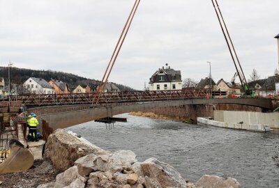 Erster Stahlträger für Flöhaer Brücke verlegt - Kurz nach 12 Uhr wurde der erste von 6 Stahlträgern montiert. Foto: Knut Berger