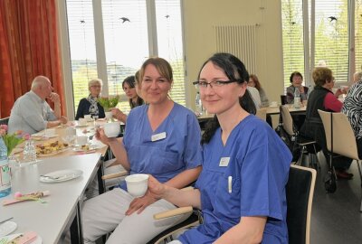 Erstes Geriatrie-Café in der Tagesklinik am Helios Klinikum gut angekommen - Die beiden Ergotherapeutinnen Jenny Hanke (li.) und Madeleine Blei (re.) hatten die Idee zum Geriatrie-Café in der Tagesklinik. Foto: Ralf Wendland