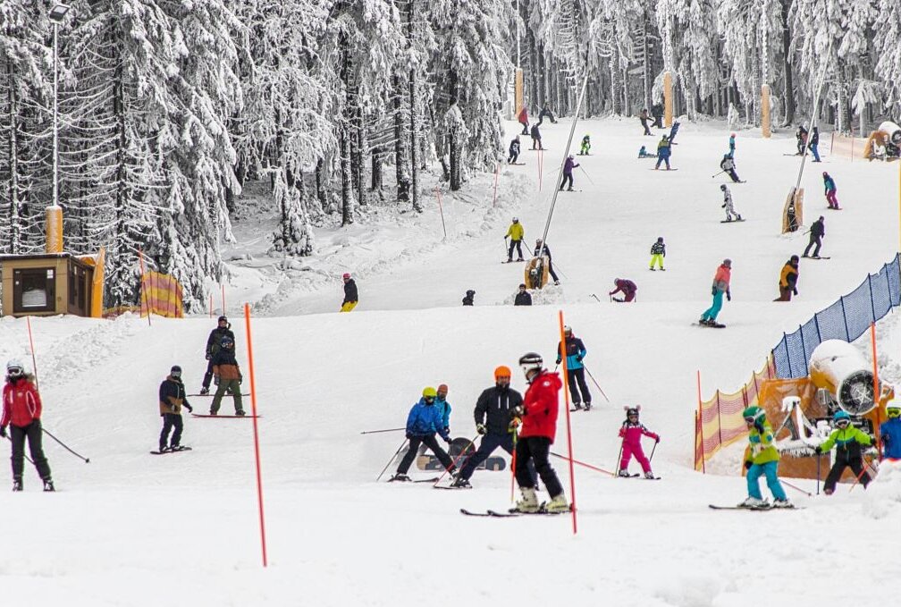 Erstes Skigebiet im Erzgebirge öffnet seine Pforten auf tschechischer Seite - Fast drei Jahre nach Corona Beschränkungen heißt es ab dieses Jahr wieder Ski Heil ohne Beschränkungen. Foto: André März