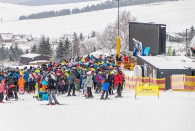 Erstes Skigebiet im Erzgebirge öffnet seine Pforten auf tschechischer Seite - Bereits um 10 Uhr herrschte hoher Andrang im Skigebiet Klinovec. Foto: André März