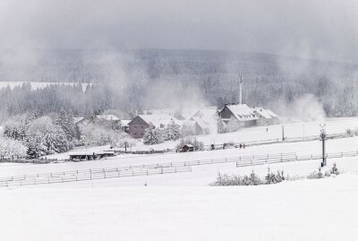 Erstes Skigebiet im Erzgebirge öffnet seine Pforten auf tschechischer Seite - Der Winter ist eingezogen und auch die Schneekanonen laufen auf Hochtouren wie hier in Bozi Dar. Foto: André März