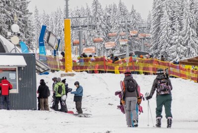 Erstes Skigebiet im Erzgebirge öffnet seine Pforten auf tschechischer Seite - Am ersten Wochenende der Skisaison herrschte bereits gegen 10 Uhr hoher Andrang. Foto: André März