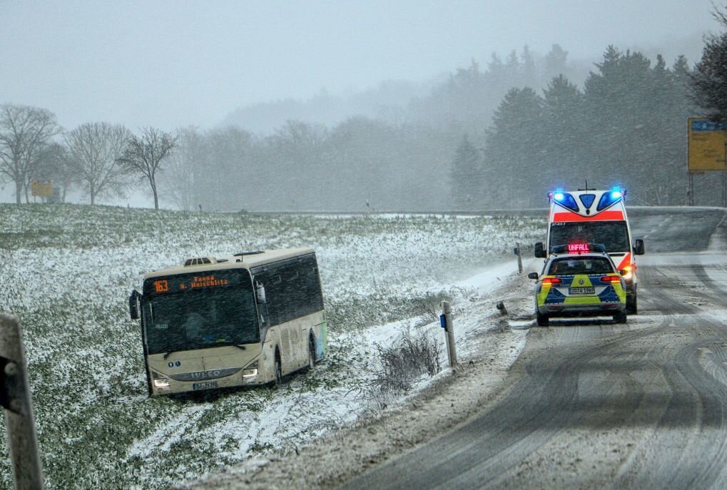 Erstes "Wintermezzo" im Vogtland: Bus im Feld gelandet - Bus von der Straße abgekommen. Foto: Simone Zeh