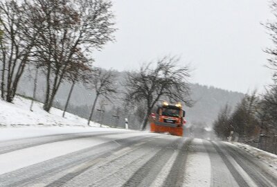 Erstes "Wintermezzo" im Vogtland: Bus im Feld gelandet - Straße wird befreit. Foto: Simone Zeh