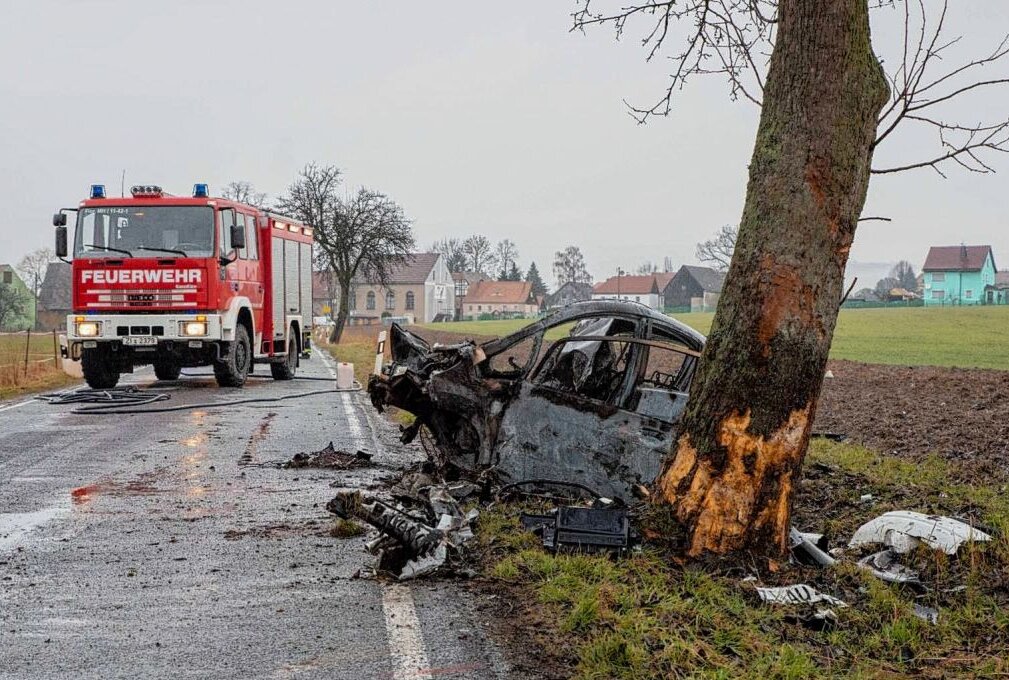 Ersthelferin rettet Mann aus brennendem PKW vor dem Feuertod - Zwischen Mittelherwigsdorf und Zittau kam es zu einem Unfall, wobei ein PKW feuer fing. Foto: xcitepress/Silvia Ludwig