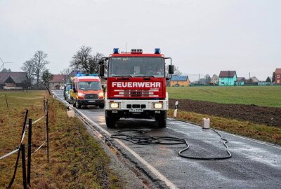 Ersthelferin rettet Mann aus brennendem PKW vor dem Feuertod - Zwischen Mittelherwigsdorf und Zittau kam es zu einem Unfall, wobei ein PKW feuer fing. Foto: xcitepress/Silvia Ludwig