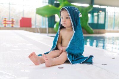 Ertrinken verhindern: Diese 9 Punkte sollten Sie beachten - Kinder empfinden Kälte anders: Nach dem Schwimmen warm einpacken.