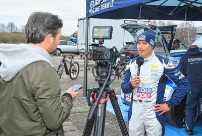 "Erze" in den Startlöchern: Rallye Erzgebirge ist angerichtet - Julius Tannert war schon am Test-Tag ein gefragter Mann. Foto: Thorsten Horn