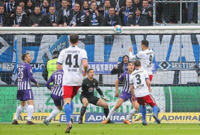 Erzgebirge Aue kommt beim HSV mit 0:4 unter die Räder - Torschütze Robert Glatzel (re., 9, Hamburg) trifft zum 1:0. Foto: Sven Sonntag