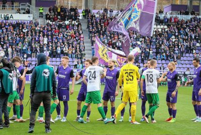 Erzgebirge Aue verliert gegen Preußen Münster - Beide Mannschaften beim Shakehands vor dem Spiel. Foto: Alexander Gerber