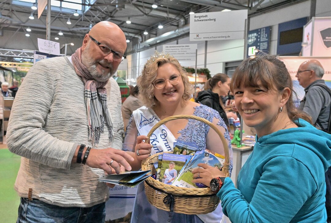 Erzgebirge auf Reisemesse in Leipzig vertreten - Vertreten auf der Messe ist auch der Kurort Bad Schlema. Im Bild Brunnenmädchen Sarah Vogel (Mitte) mit Claudia Klärner und Tino Wagner aus Stollberg. Foto: Ralf Wendland