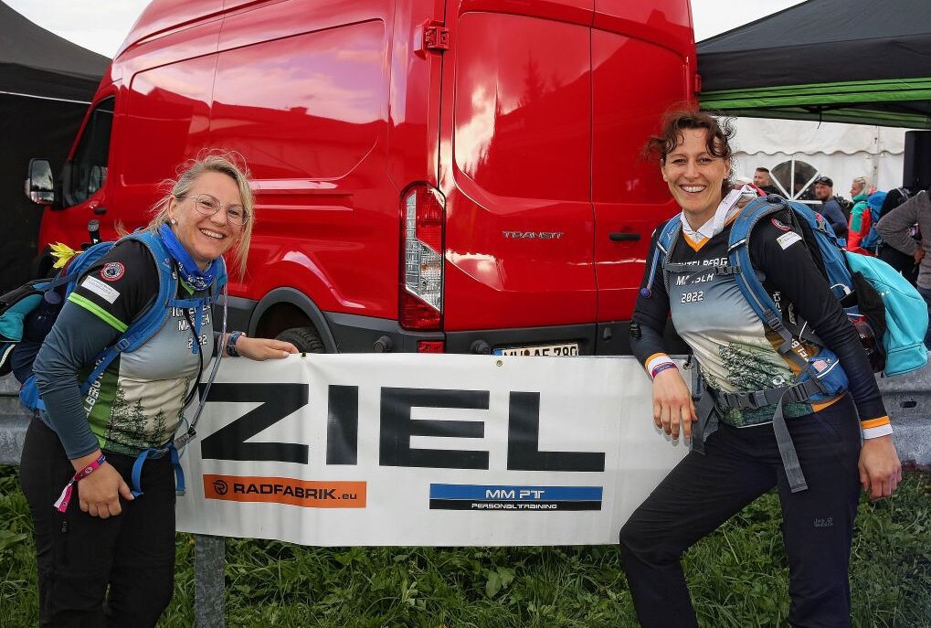 Erzgebirge bietet für Wanderfans verschiedene Events - Sandra Lorenz (links) und Olivia Windmüller schafften den Fichtelbergmarsch. Foto: Katja Lippmann-Wagner