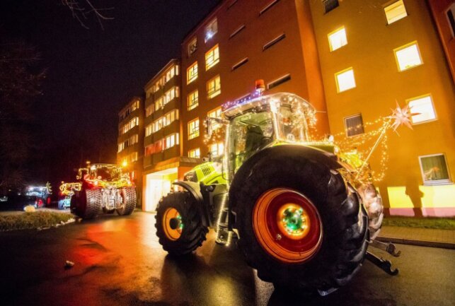 Bunt geschmückte Fahrzeuge tragen Weihnachtsglück in Pflegeeinrichtungen. Foto: Georg Ulrich Dostmann