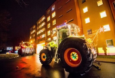 Erzgebirge: Fahrzeuge bringen gespendete Weihnachtsgeschenke in Pflege-Einrichtungen - Bunt geschmückte Fahrzeuge tragen Weihnachtsglück in Pflegeeinrichtungen. Foto: Georg Ulrich Dostmann