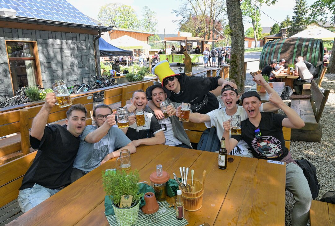 Erzgebirger feiern Himmelfahrt: Brauerei in Zwönitz gut besucht - Auf dem Gelände der Brauerei in Zwönitz ist an Himmelfahrt gefeiert worden. Foto: Ralf Wendland