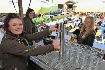 Erzgebirger feiern Himmelfahrt: Brauerei in Zwönitz gut besucht - Auf dem Gelände der Brauerei in Zwönitz ist an Himmelfahrt gefeiert worden - vorn im Bild Sabrina Neukirchner vom Team der Brauerei. Foto: Ralf Wendland