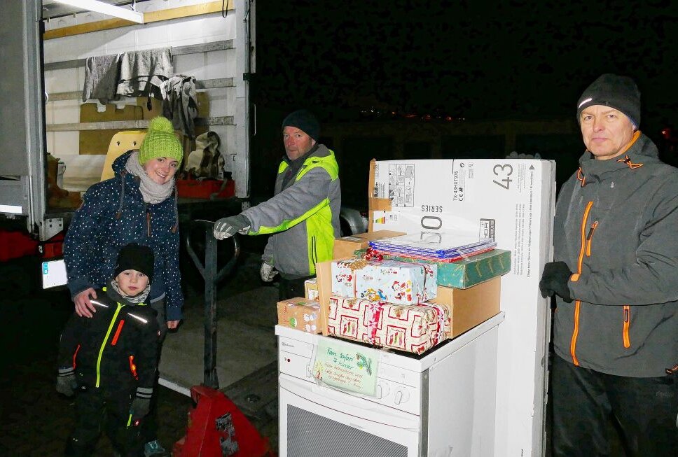 Helfer von Romy Etling beladen den LKW, der am vergangenen Wochenende zwölf Tonnen an Spenden ins Ahrtal brachte. Foto: Andreas Bauer