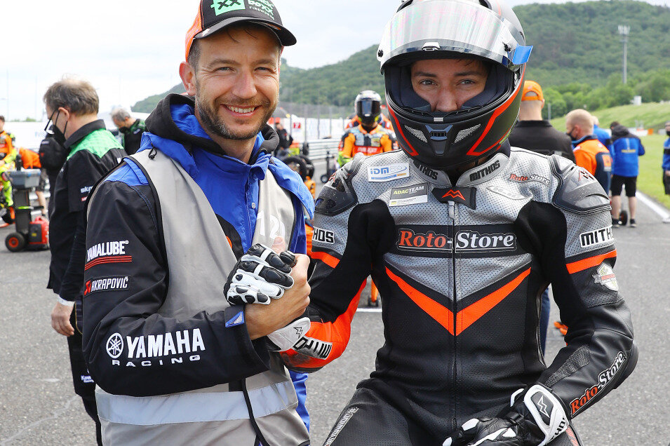 Der bislang erfolgreichste deutsche Ex-Superbike-WM Pilot Max Neukirchner wünscht Toni Erhard aus Pöhla vom Team Roto-Store BRT kurz vorm Rennen viel Glück. 