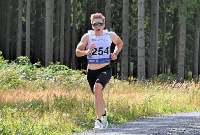 Erzgebirger nutzen Kirmeslauf für sich - Niklas Müller vom WSC Erzgebirge Oberwiesenthal hat über die 10 Kilometer gewonnen. Foto: Ramona Schwabe