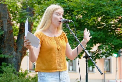 Erzgebirgerin entdeckt den Poetry-Slam für sich - Um vom Publikum möglichst hohe Punktzahlen zu erhalten, trägt Elina Matthes ihre Texte auf der Bühne voller Leidenschaft vor. Foto: Andreas Bauer