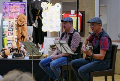 Erzgebirgisches Festival gewinnt Ideenwettbewerb - Mit einem kurzen Auftritt lieferten zwei Mundart-Musiker einen Vorgeschmack auf das "Musikalische Neinerlaa" 2022. Foto: Andreas Bauer