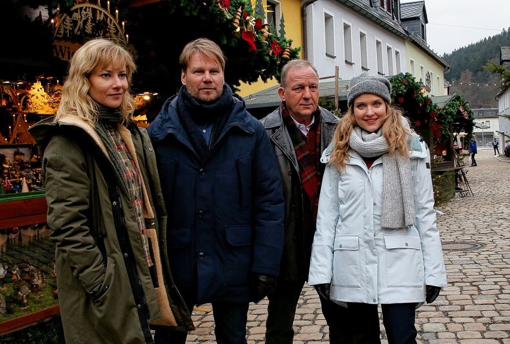 Lara Mandoki (rechts) mit ihren Kollegen bei Dreharbeiten in Schwarzenberg.Foto: Katja Lippmann-Wagner