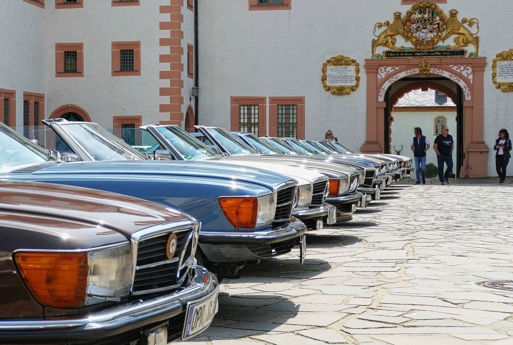 Erzgebirgsrundfahrt begeistert zahlreiche Mercedes-Fans - Für die Mercedes-Fahrer war die Mittagspause im Augustusburger Schlosshof ein unvergessliches Erlebnis. Foto: Andreas Bauer