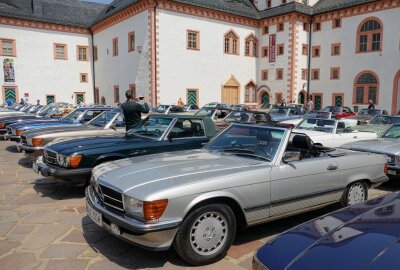Erzgebirgsrundfahrt begeistert zahlreiche Mercedes-Fans - Auch viele neugierige Besucher nutzten die Gelegenheit, um sich auszutauschen. Foto: Andreas Bauer