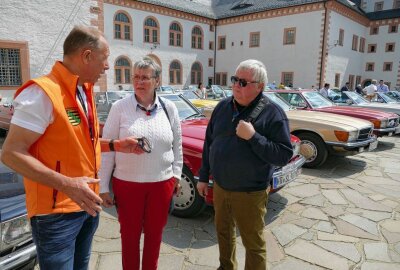 Erzgebirgsrundfahrt begeistert zahlreiche Mercedes-Fans - Organisator Immo Warnecke im Gespräch mit Barbara und Gerhard Hanisch. Foto: Andreas Bauer