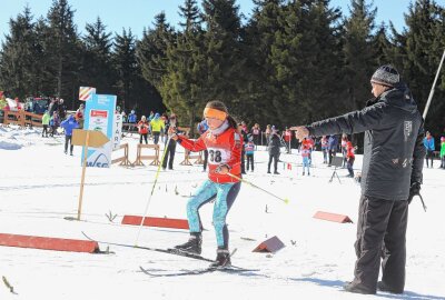 Erzgebirgsspiele im Skilanglauf bei Kaiserwetter - Linah Gerstenberger von der GS Sehmatal. Foto: Thomas Fritzsch/PhotoERZ
