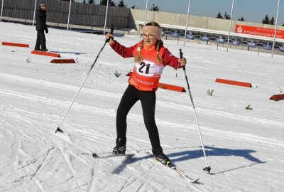 Erzgebirgsspiele im Skilanglauf bei Kaiserwetter - Nora Nestler von der GS Sehmatal. Foto: Thomas Fritzsch/PhotoERZ