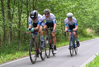 Erzgebirgstour diesmal im Erzgebirge und Vogtland unterwegs - Das Team Mobil Krankenkasse Cycling Team hat beim Mannschaftszeitfahren auf dem Radweg zwischen Aue und Blauenthal Platz drei belegt. Foto: Ramona Schwabe